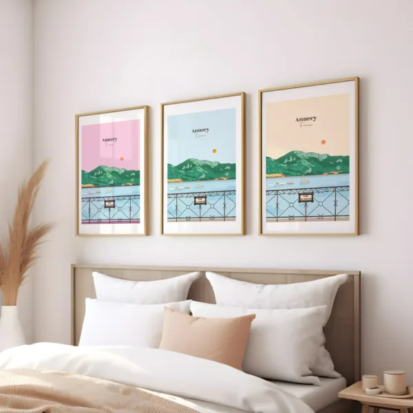 Trois affiches sur un mur illustrant le lac d'Annecy et le Pont des Amours