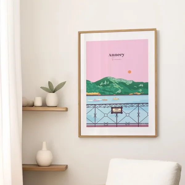 Une affiche dans le salon sur un mur illustrant le lac d'Annecy et le Pont des Amours