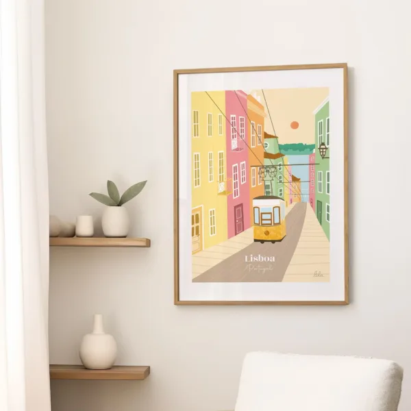 Une affiche sur un mur dans le salon illustrant le tramway et les ruelles de Lisbonne au Portugal