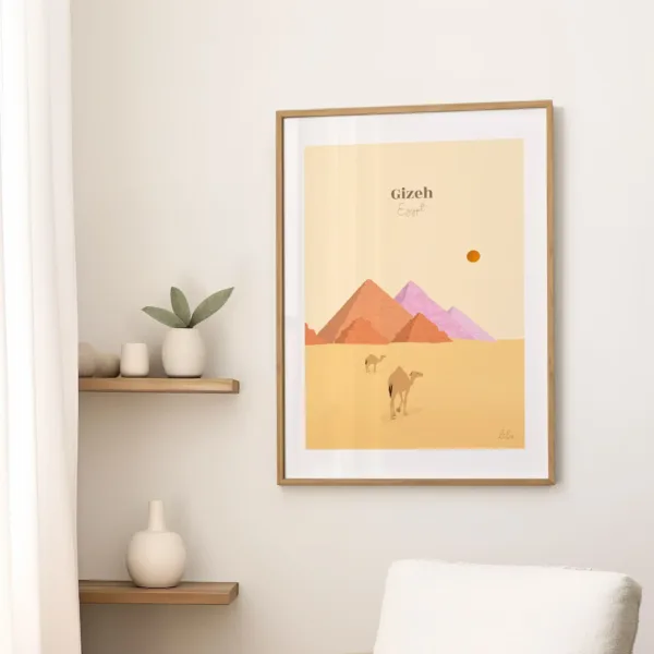 Une affiche dans le salon sur un mur illustrant les pyramides de Gizeh avec des dromadaires