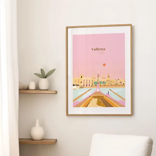 Une affiche sur un mur dans le salon illustrant l'architecture traditionnelle et le petit port de La Valette depuis une barque