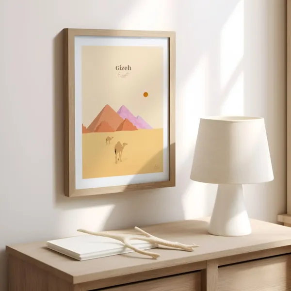 Une affiche dans le bureau sur un mur illustrant les pyramides de Gizeh avec des dromadaires
