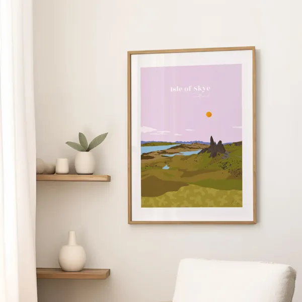 Une affiche sur un mur dans le salon illustrant le paysage escarpé de l'île de Skye et les rives du loch Ness