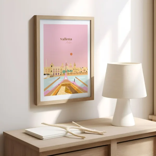 Une affiche sur un mur dans le bureau illustrant l'architecture traditionnelle et le petit port de La Valette depuis une barque