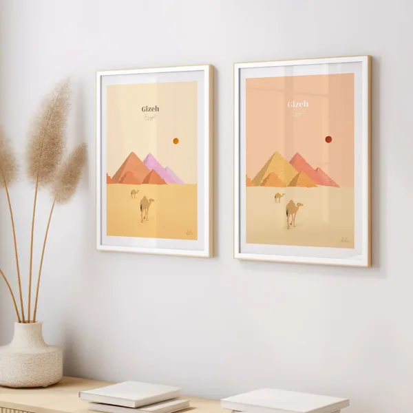Deux affiches sur un mur illustrant les pyramides de Gizeh avec des dromadaires
