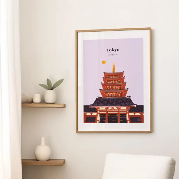 Une affiche sur un mur dans le salon illustrant le sanctuaire d'Asakusa au Japon et sa pagode traditionnelle
