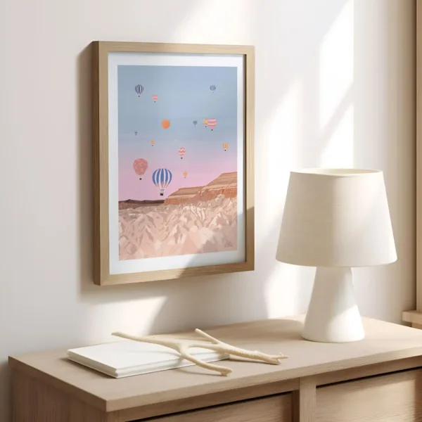 Une affiche sur un mur dans un bureau illustrant les montgolfières en Cappadoce en Turquie