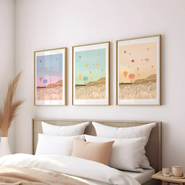 Trois posters sur un mur des montgolfières en Cappadoce en Turquie dans les tons verts