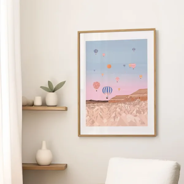 Une affiche sur un mur dans un salon illustrant les montgolfières en Cappadoce en Turquie