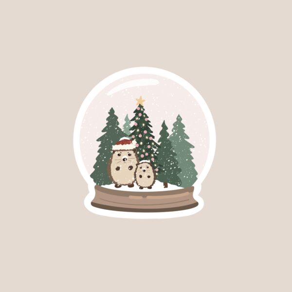 Un sticker de Noël représentant une boule à neige avec de la neige, des sapins et des hérissons à l'intérieur