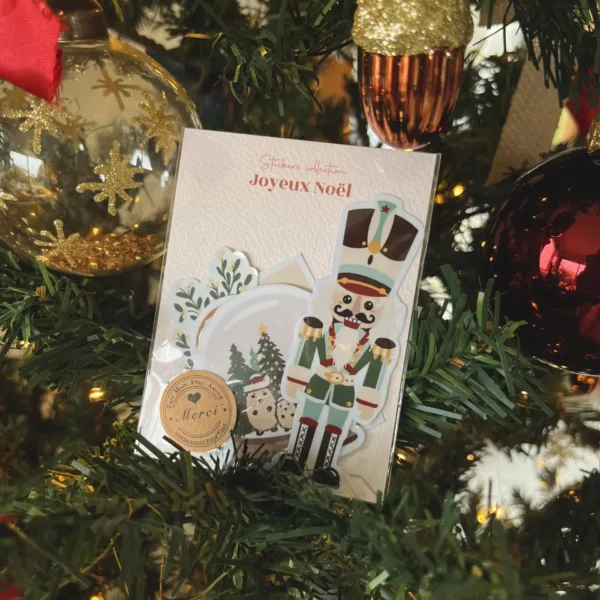 Un pack de six stickers de Noël emballé sur le sapin de Noël